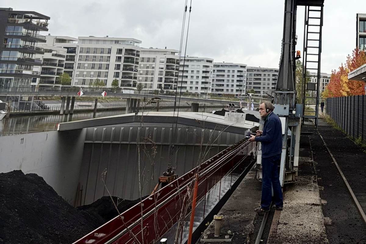 Ulrich Land bei Tonaufnahmen im Offenbacher Hafen